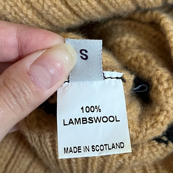 Universal Studios Harry Potter Hufflepuff Quidditch Lambswool Sweater Size Small - Picture 5 of 7